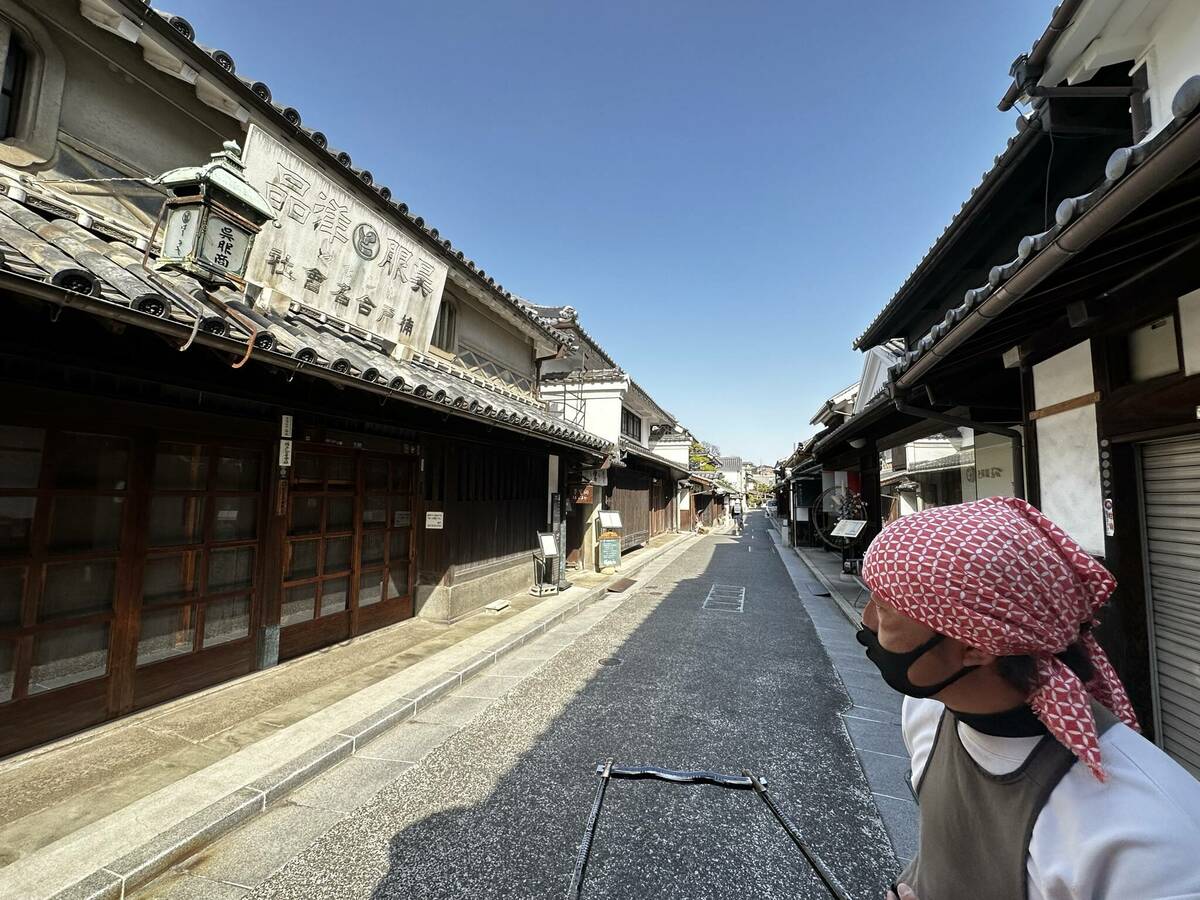 人力車に揺られながら堪能する美観地区の町並みと俥夫さんの写真