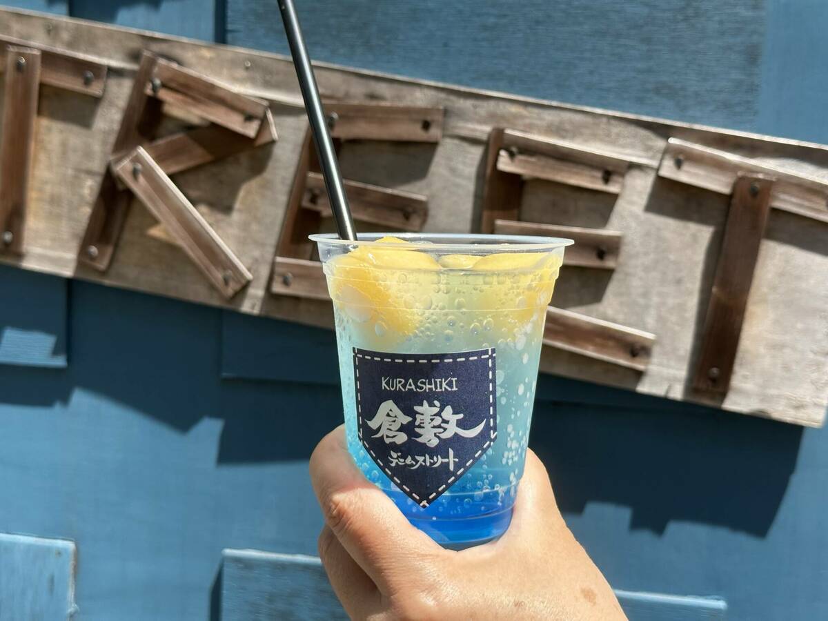 フードコーナーで販売されているデニムスカッシュの写真